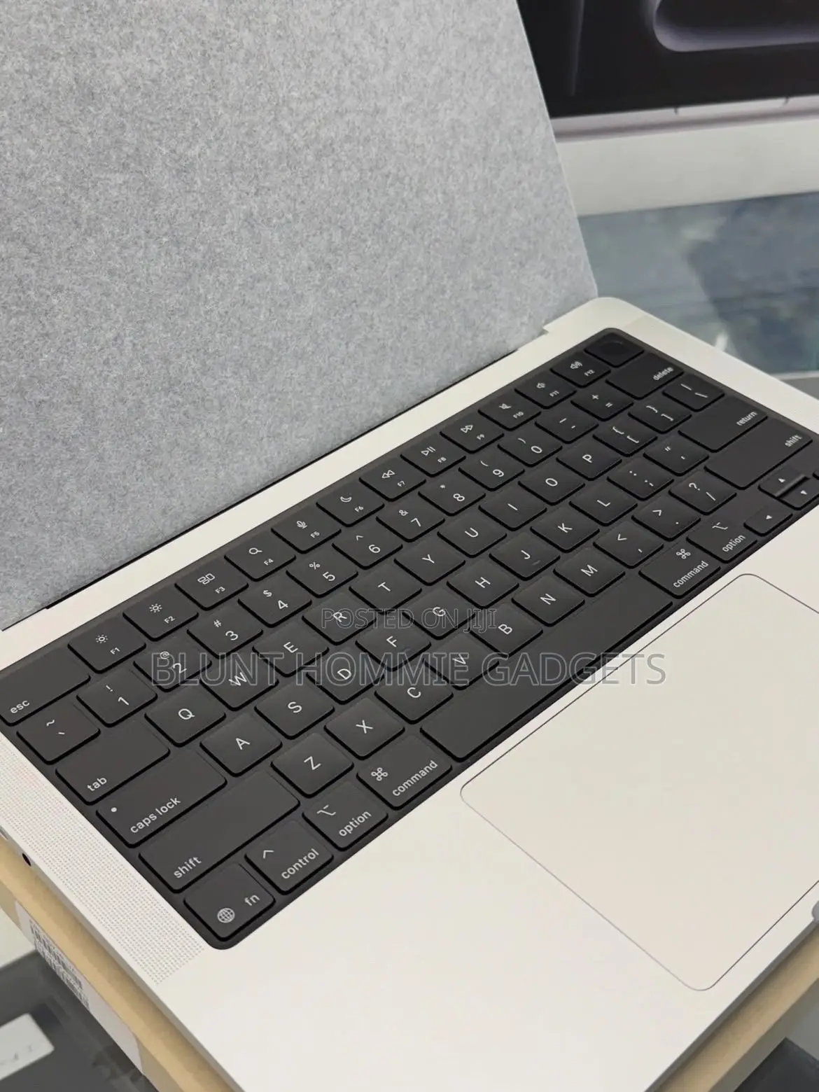 New Laptop Apple MacBook Pro 2025 M5 16GB Apple M5 HDD+SSD 512GB