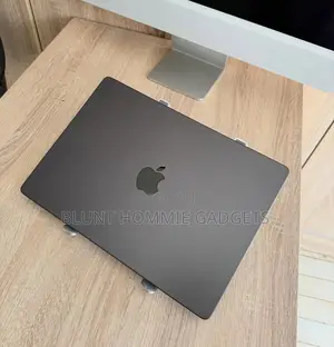 Laptop Apple MacBook Pro 2025 M5 16GB Apple M5 HDD+SSD 256GB