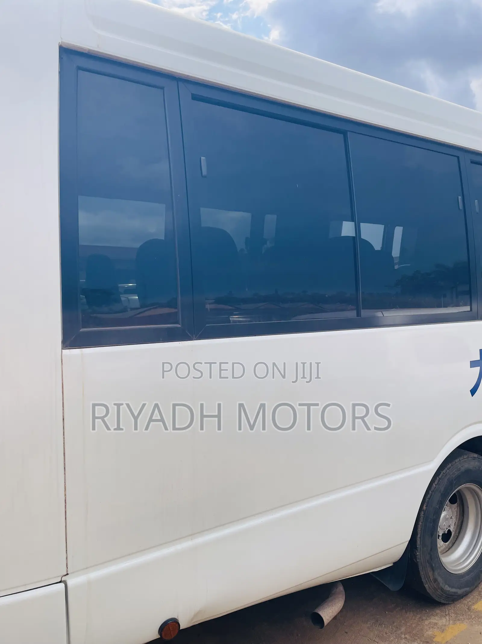 Mitsubishi Fuso Rosa 2017 White