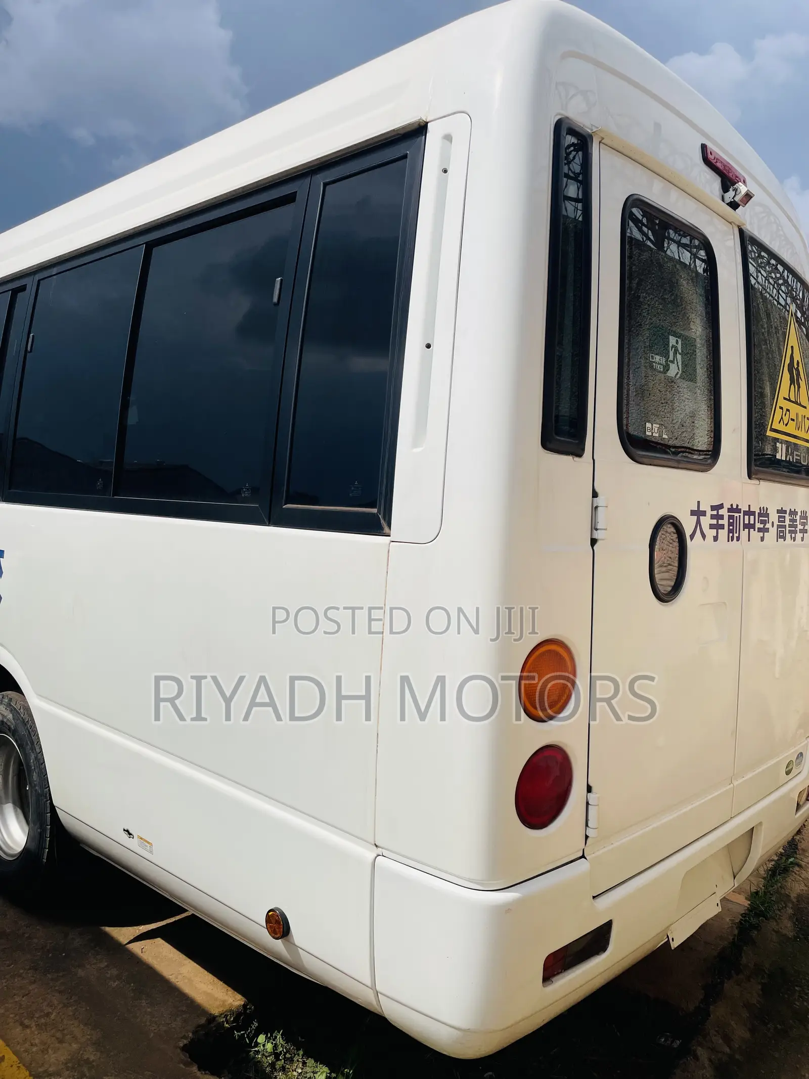 Mitsubishi Fuso Rosa 2017 White