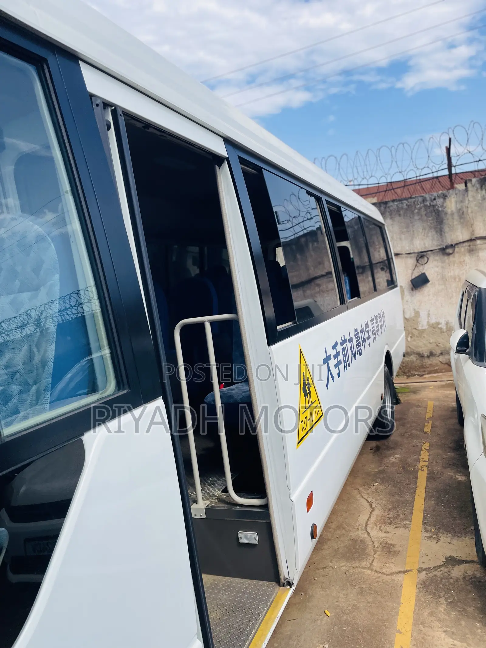 Mitsubishi Fuso Rosa 2017 White