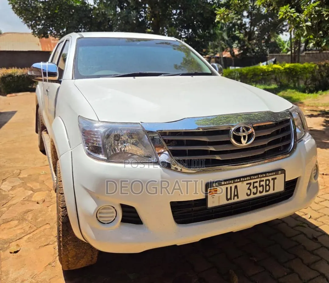 Toyota Hilux 2011 White