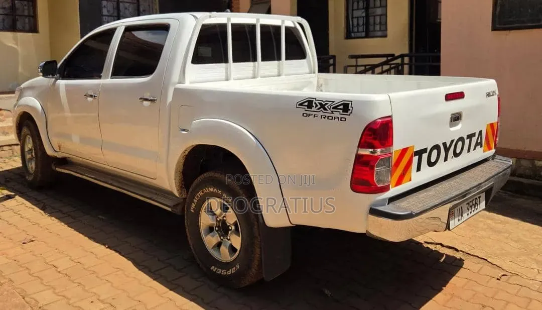 Toyota Hilux 2011 White