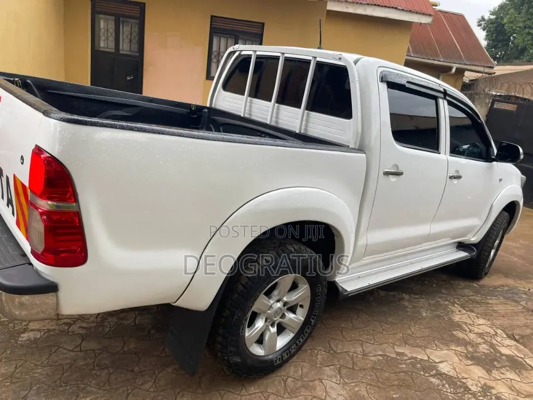 Toyota Hilux 2011 White