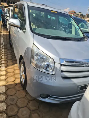 Toyota Noah 2013 Silver