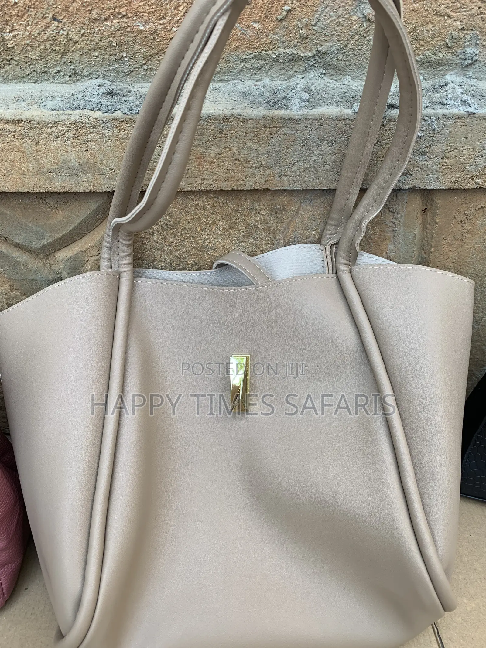 23 Lady Bags for Sell at Wholesale