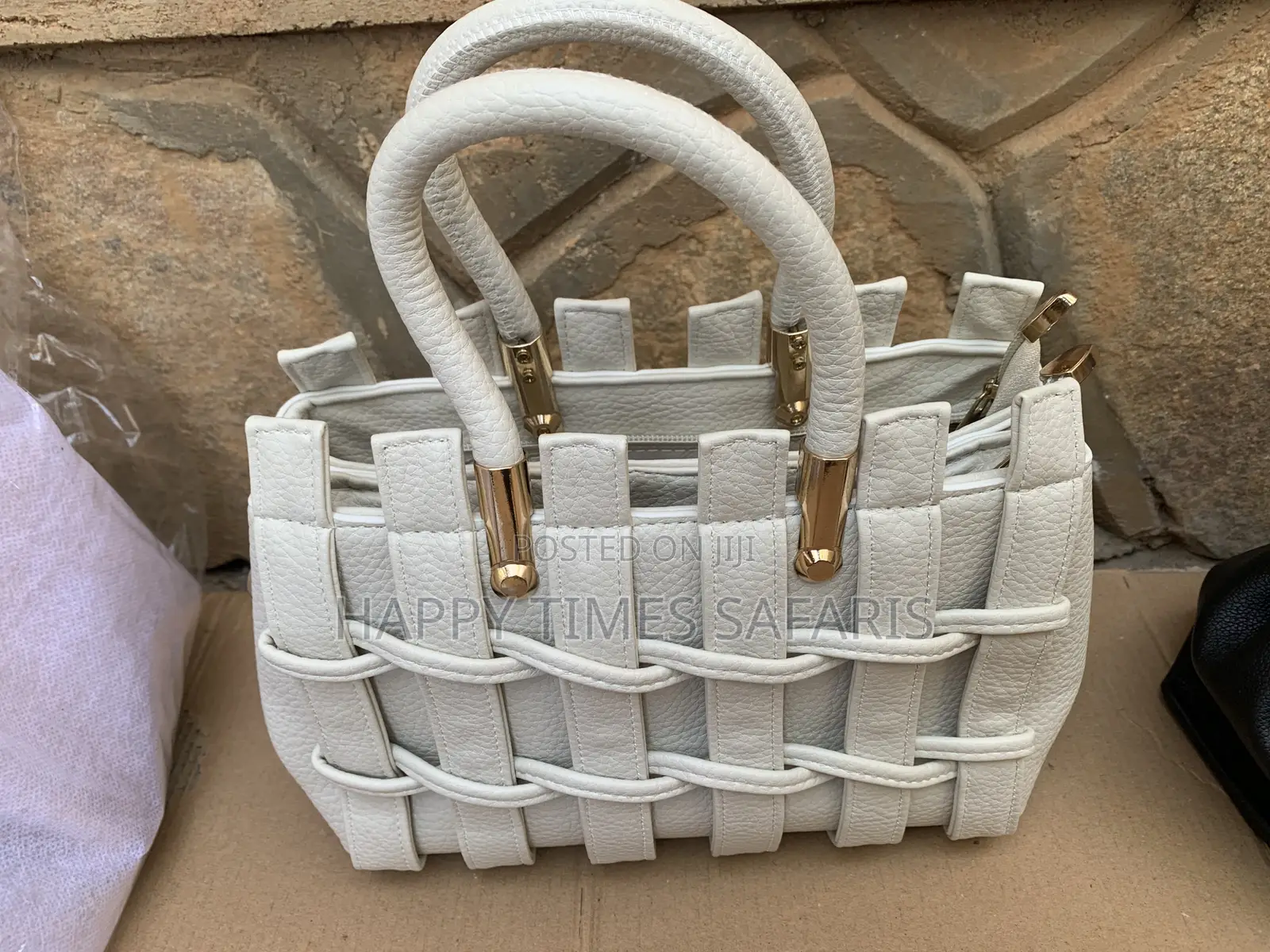 23 Lady Bags for Sell at Wholesale