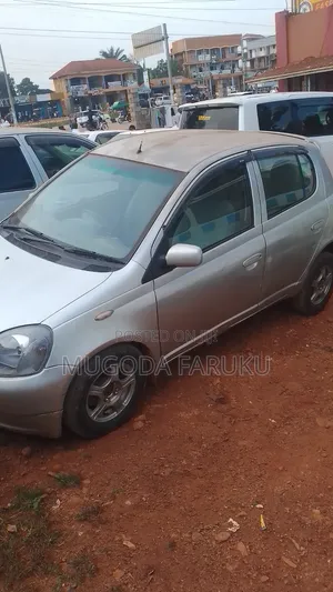 Toyota Vitz 2010 Silver