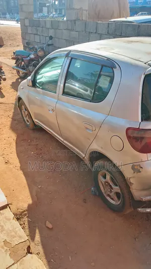 Toyota Vitz 2010 Silver