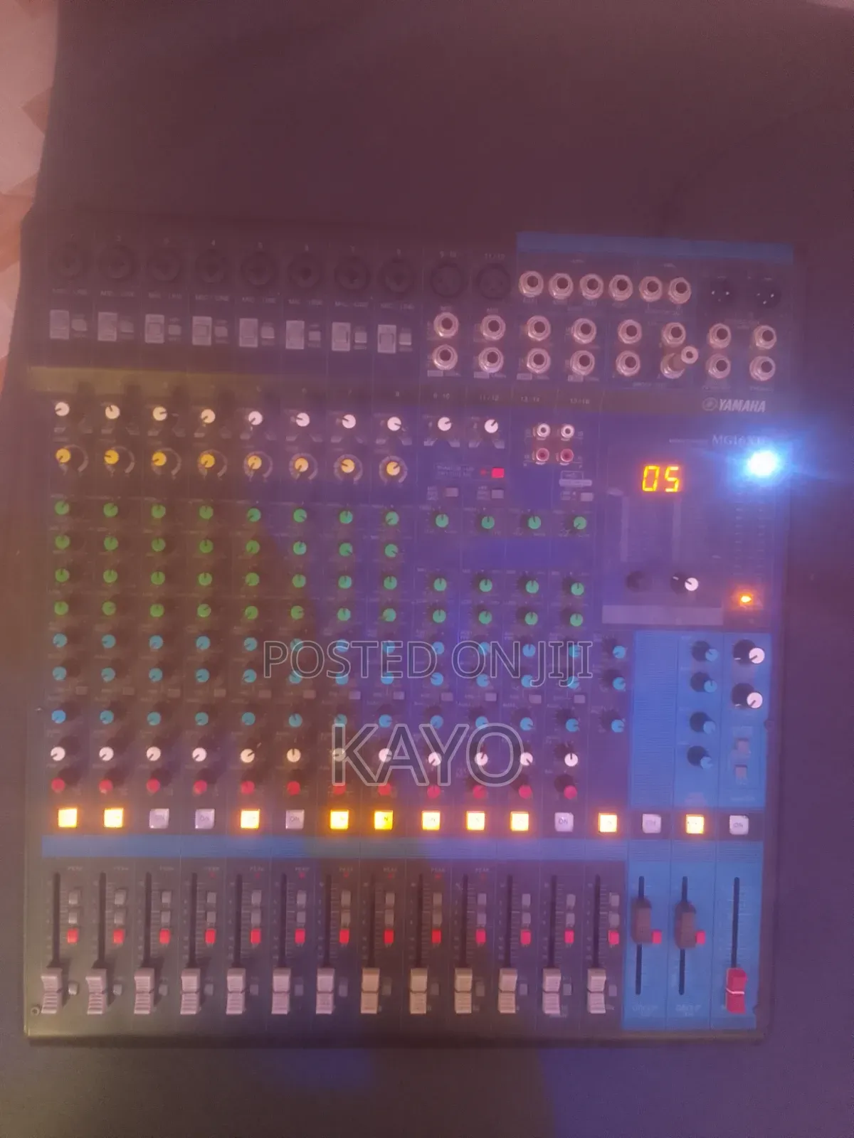8 Channel Mixing Console Yamaha MG16XU Amp Mixer.