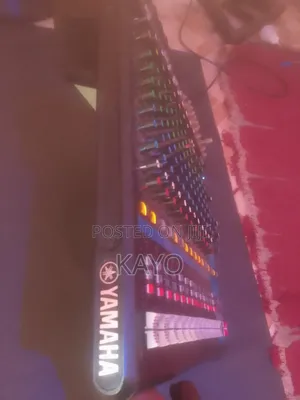 8 Channel Mixing Console Yamaha MG16XU Amp Mixer.