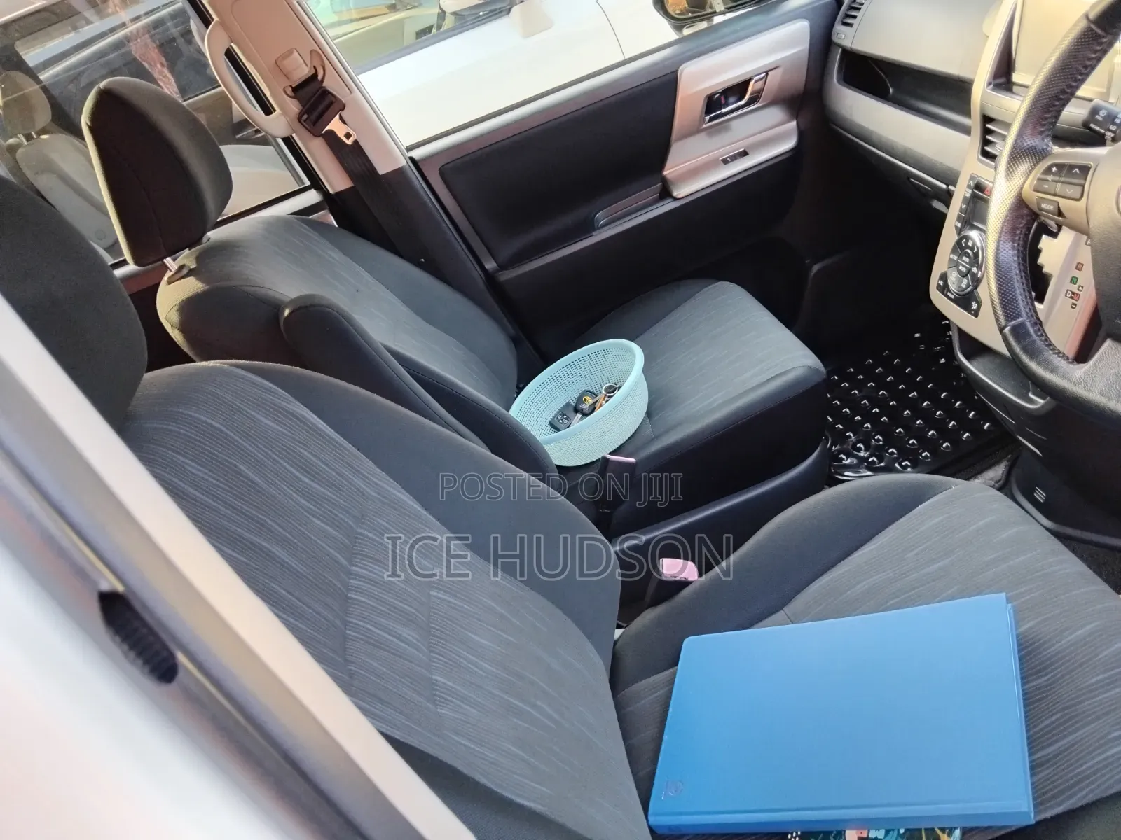 Toyota Noah 2012 Pearl