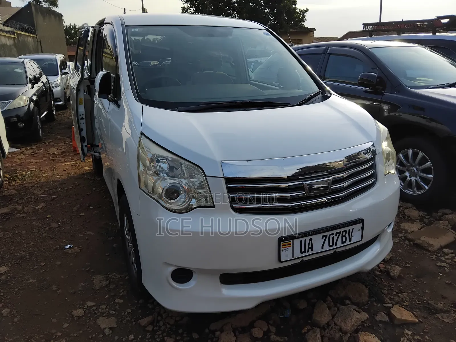 Toyota Noah 2011 Pearl