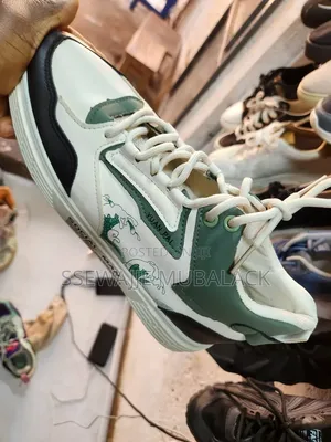 2nd Hand Ladies Sneakers or Cavanse