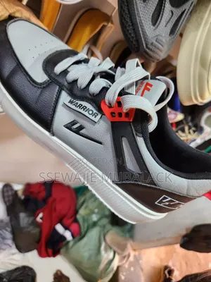 2nd Hand Ladies Sneakers or Cavanse
