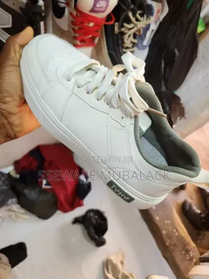 2nd Hand Ladies Sneakers or Cavanse
