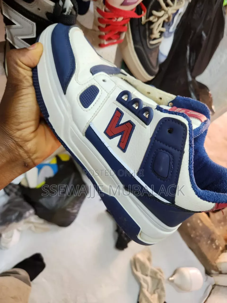 2nd Hand Ladies Sneakers or Cavanse