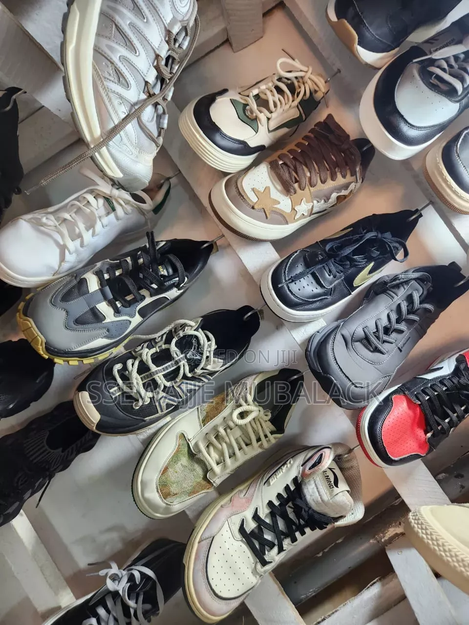 2nd Hand Ladies Sneakers or Cavanse