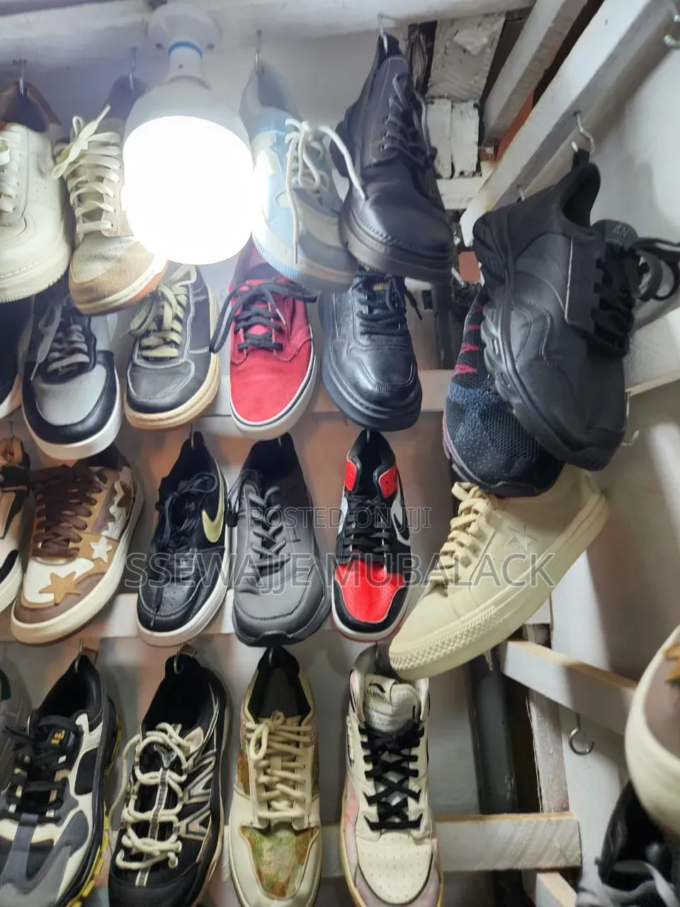 2nd Hand Ladies Sneakers or Cavanse