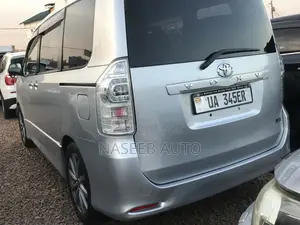 Toyota Voxy 2011 Silver