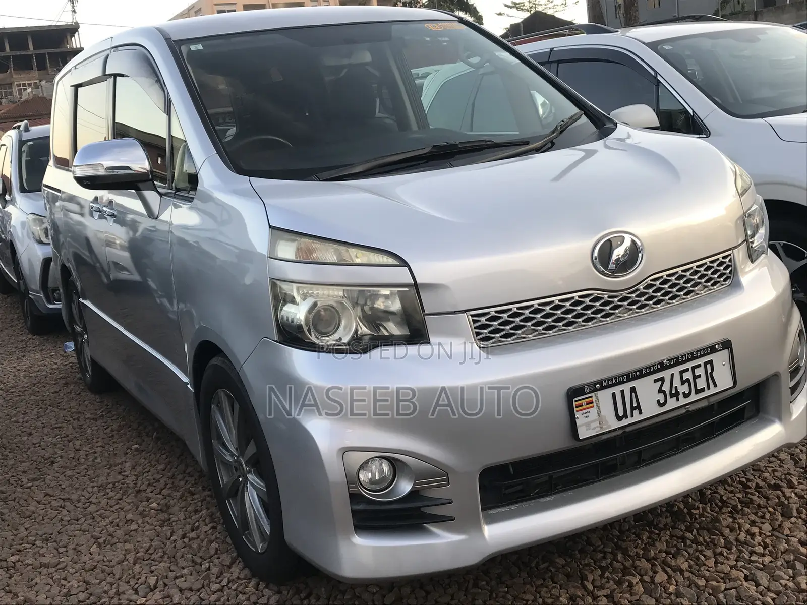 Toyota Voxy 2011 Silver