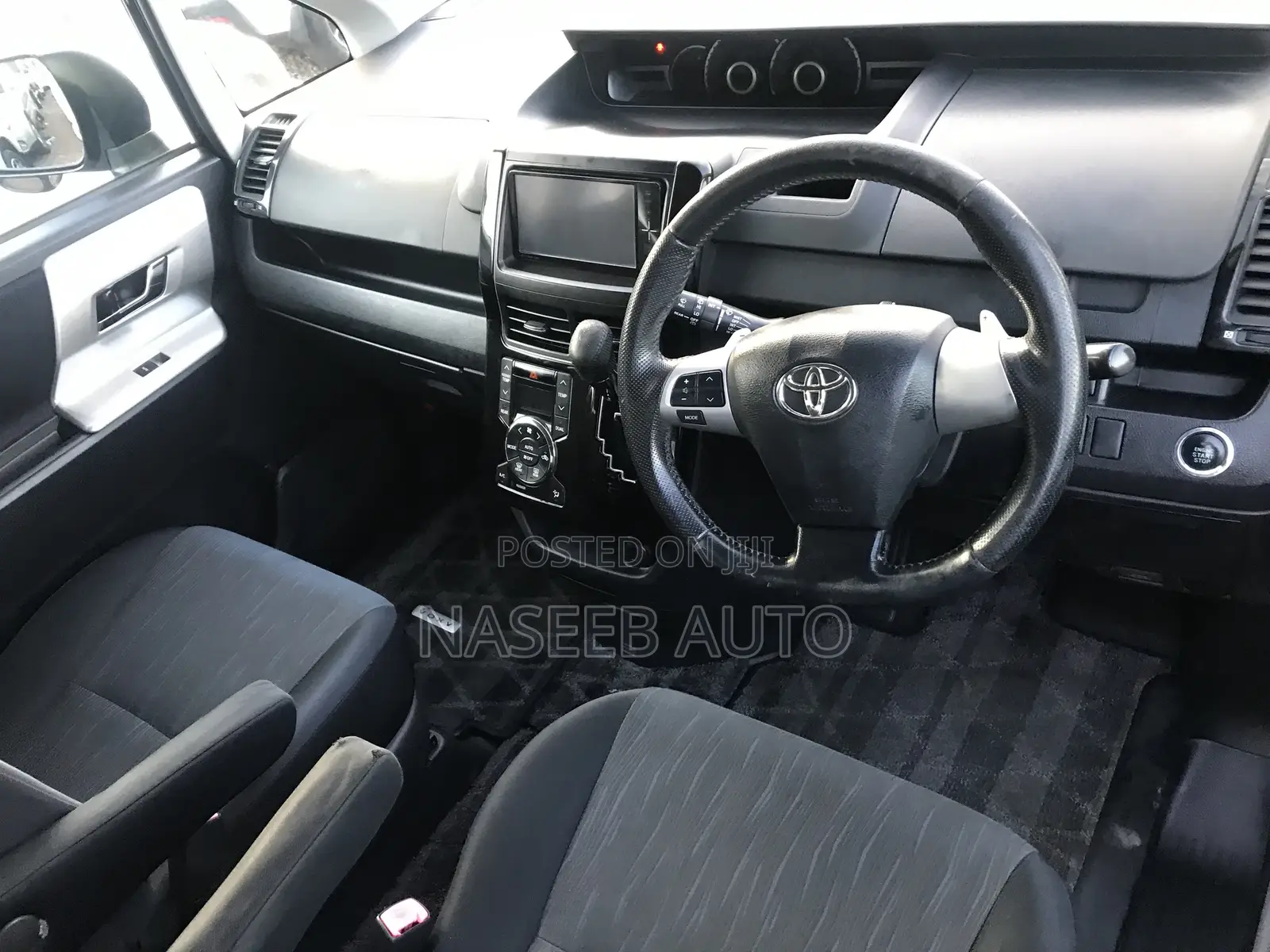 Toyota Voxy 2011 Silver