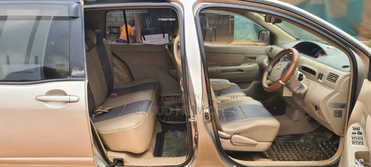 Toyota Raum 2009 Gold