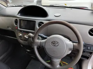 Toyota Sienta 2009 Silver
