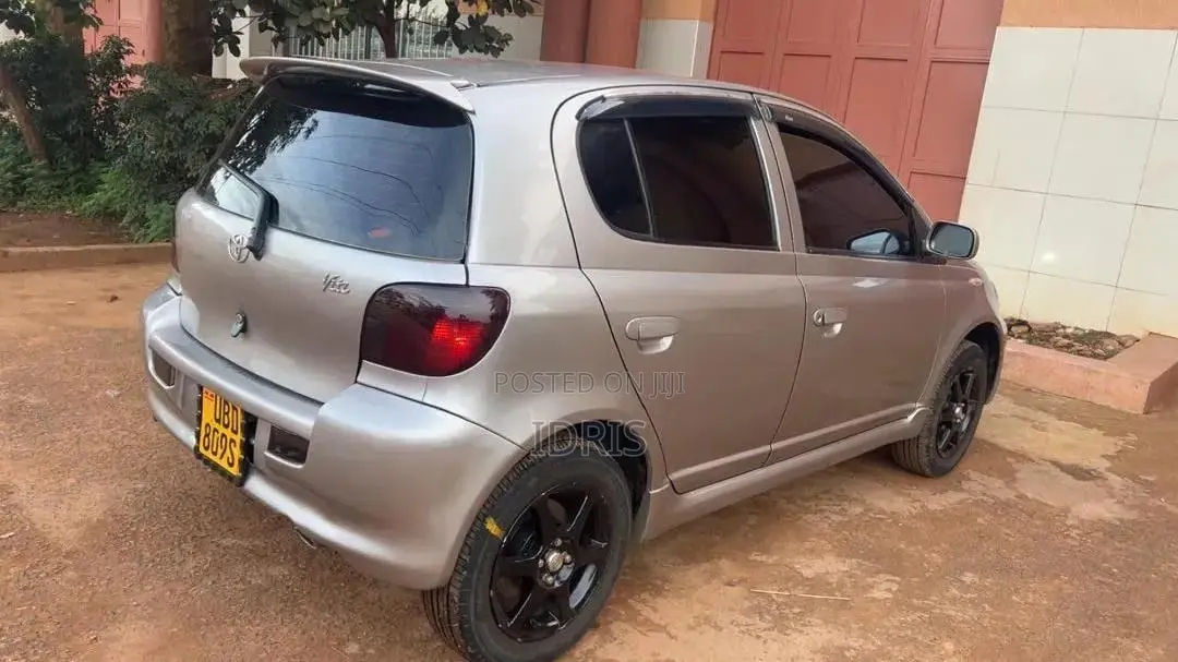 Toyota Vitz 2003 Silver