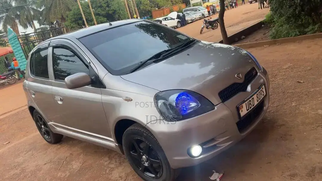 Toyota Vitz 2003 Silver