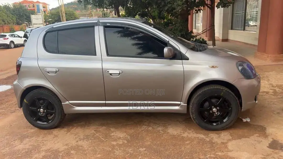 Toyota Vitz 2003 Silver