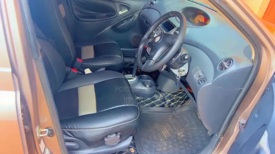 Toyota Vitz 2003 Silver