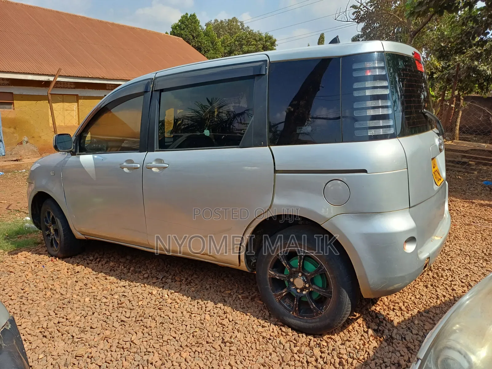 Toyota Sienta 2004 Silver