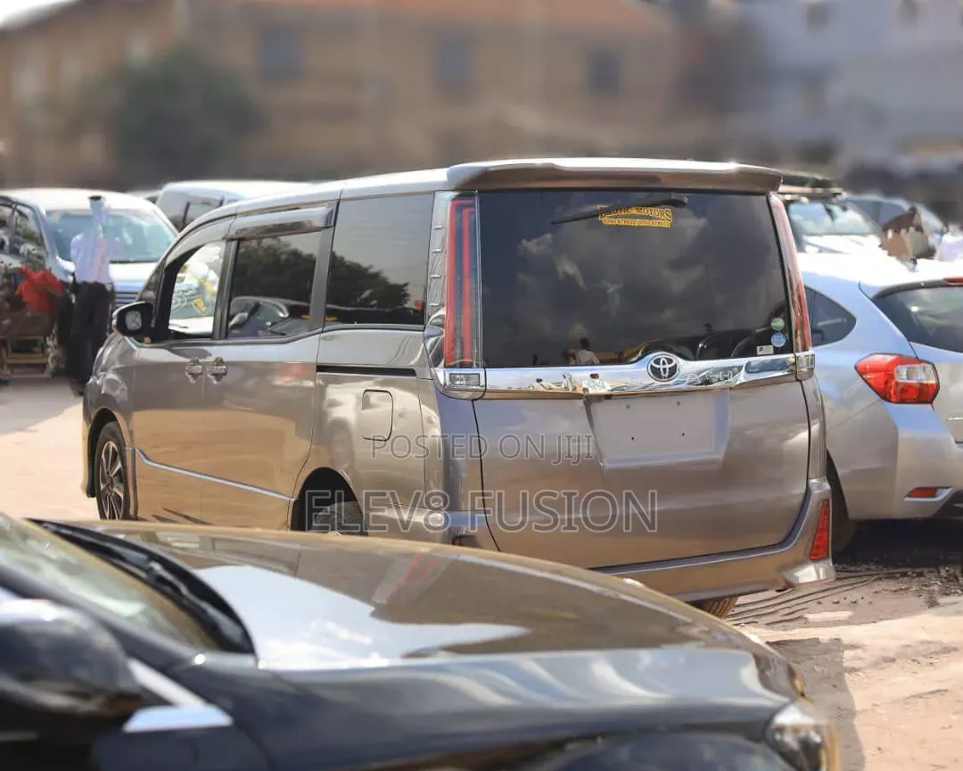 Toyota Noah 2015 Gray