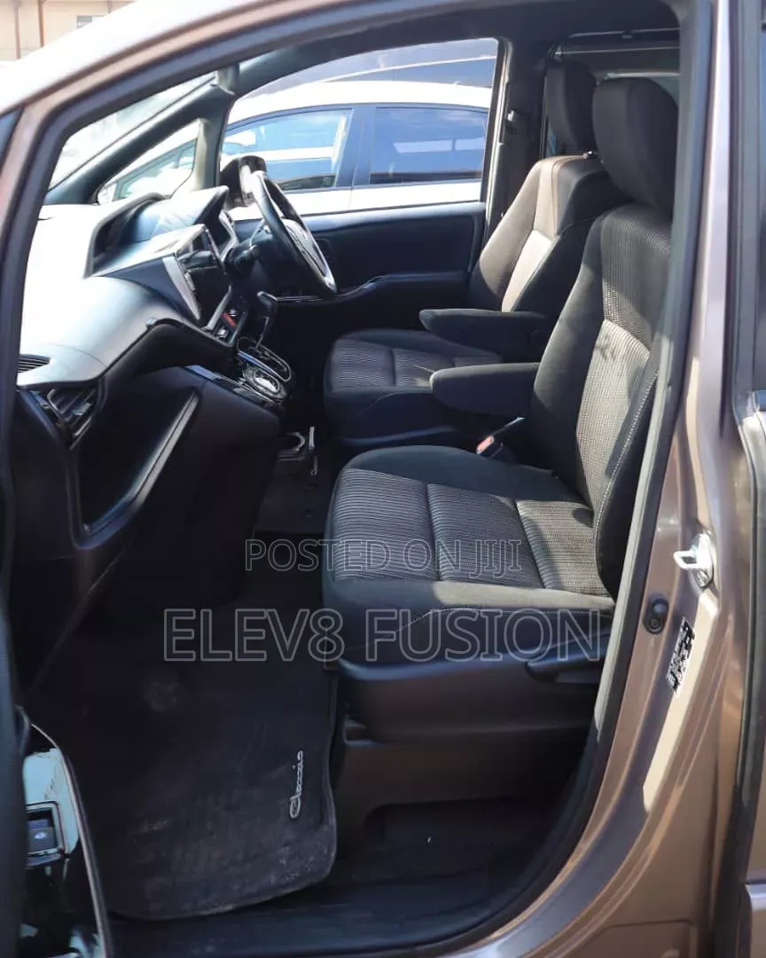 Toyota Noah 2015 Gray