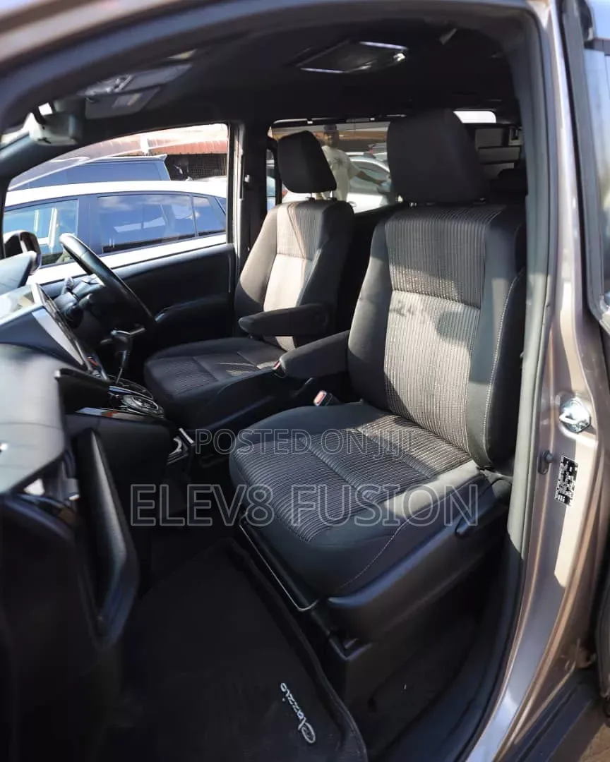 Toyota Noah 2015 Gray