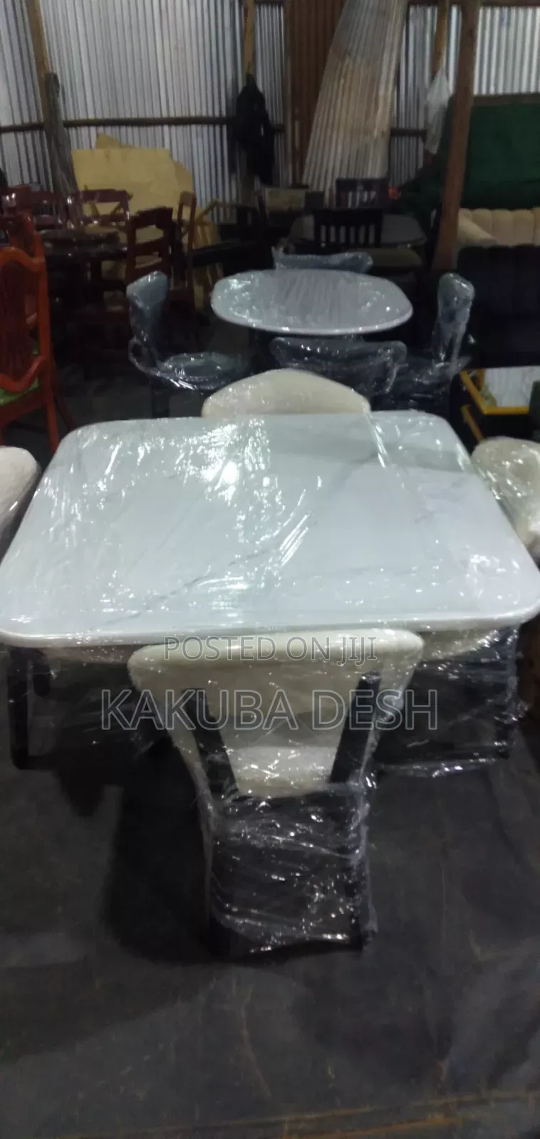 Four Seater Dinning With One Round Stand
