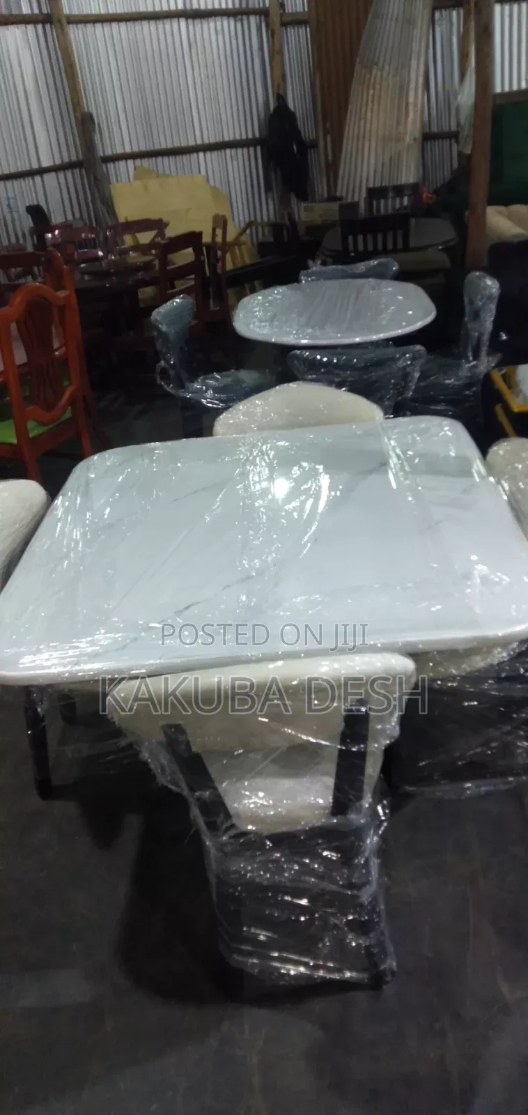 Four Seater Dinning With One Round Stand