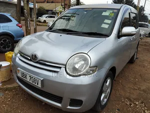 Toyota Sienta 2012 Silver
