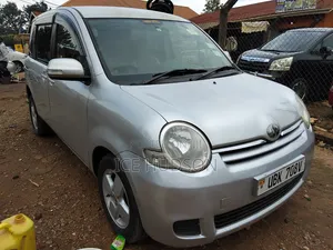 Toyota Sienta 2012 Silver