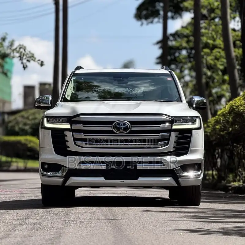 Toyota Land Cruiser LC300 2025 White