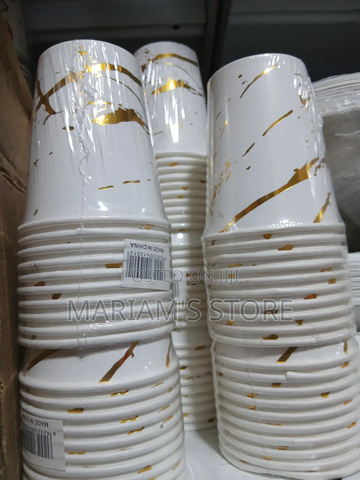 A Pack of 12 Disposable Decorative Cups