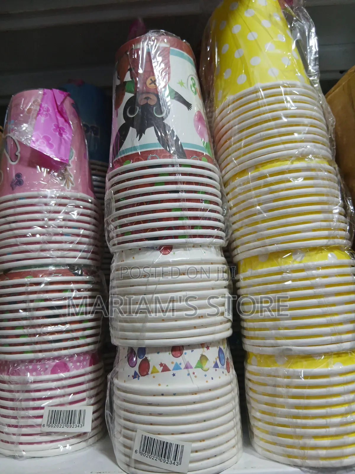 A Pack of 12 Disposable Decorative Cups