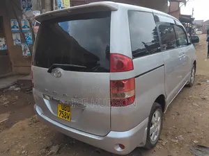 Toyota Noah 2004 Silver