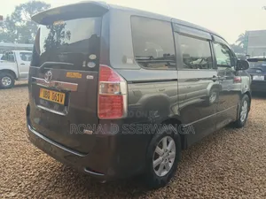 Toyota Noah 2009