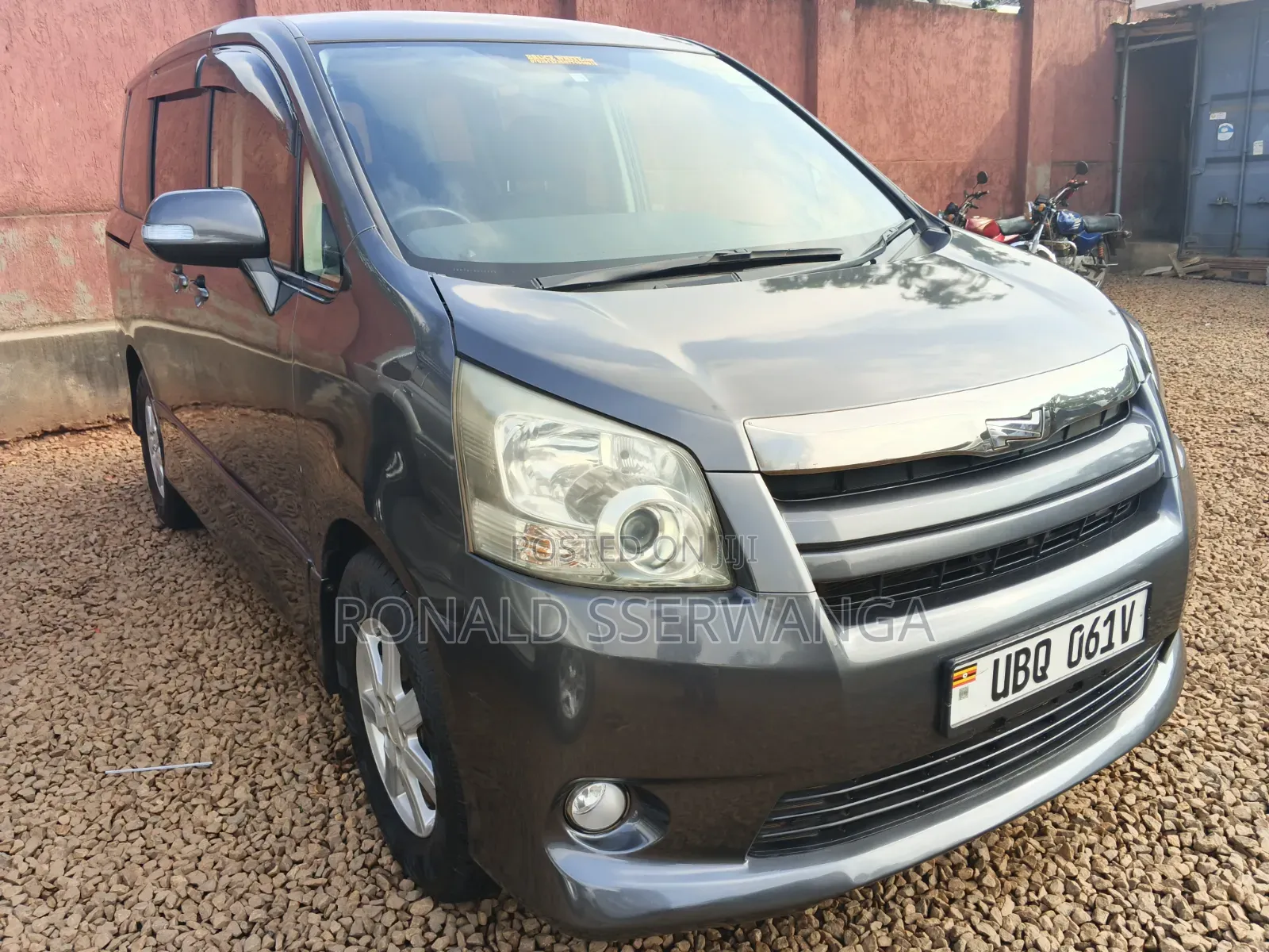 Toyota Noah 2009