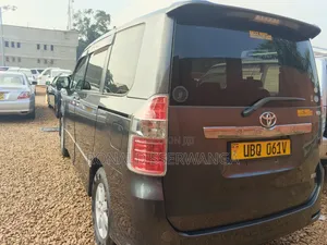 Toyota Noah 2009