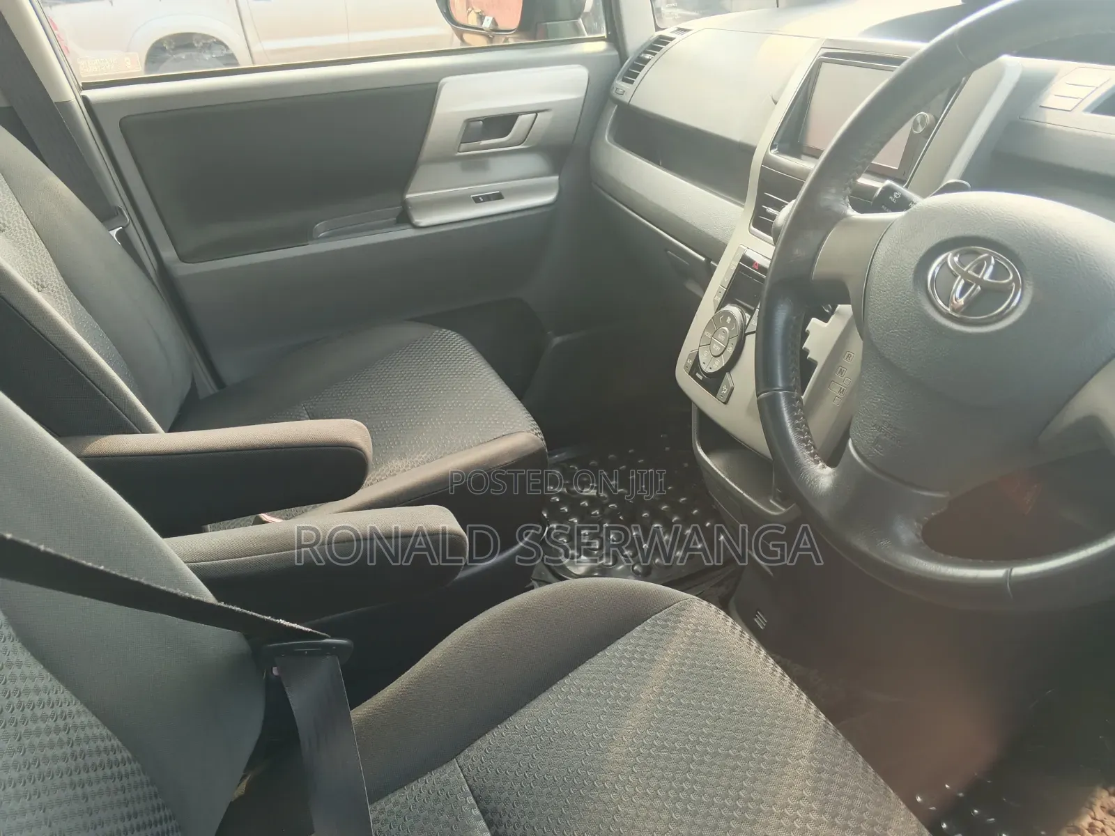 Toyota Noah 2009