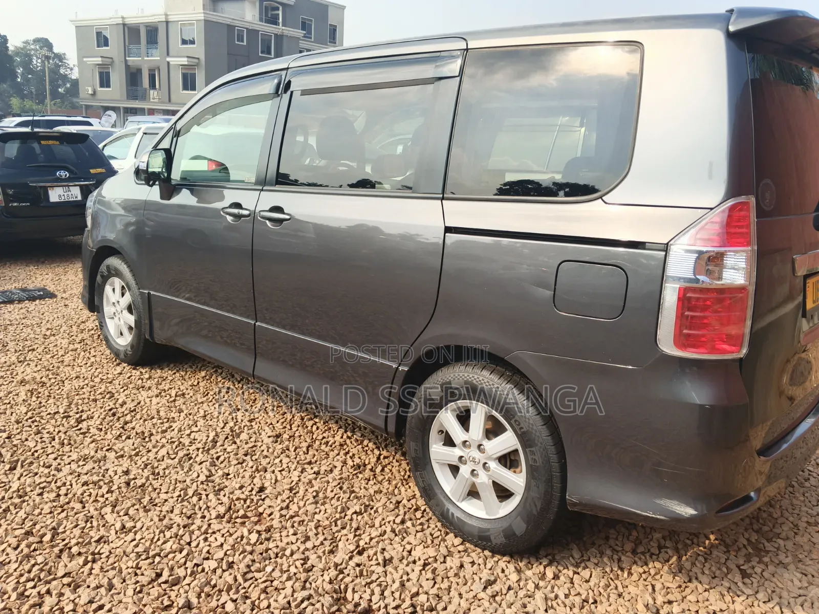 Toyota Noah 2009