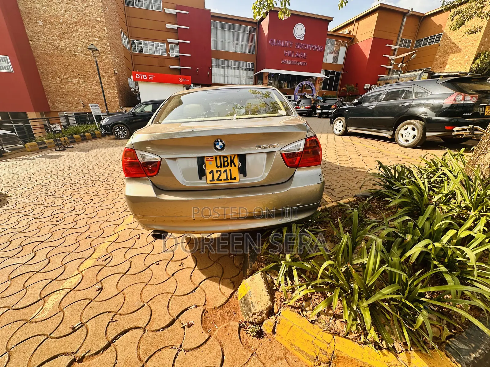 BMW 320i Sedan RWD 2008 Beige